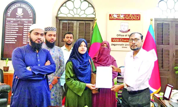 জবির ২ শিক্ষার্থীর ওপর হামলার প্রতিবাদে মানববন্ধন, ভিসির বরাবর স্মারকলিপি