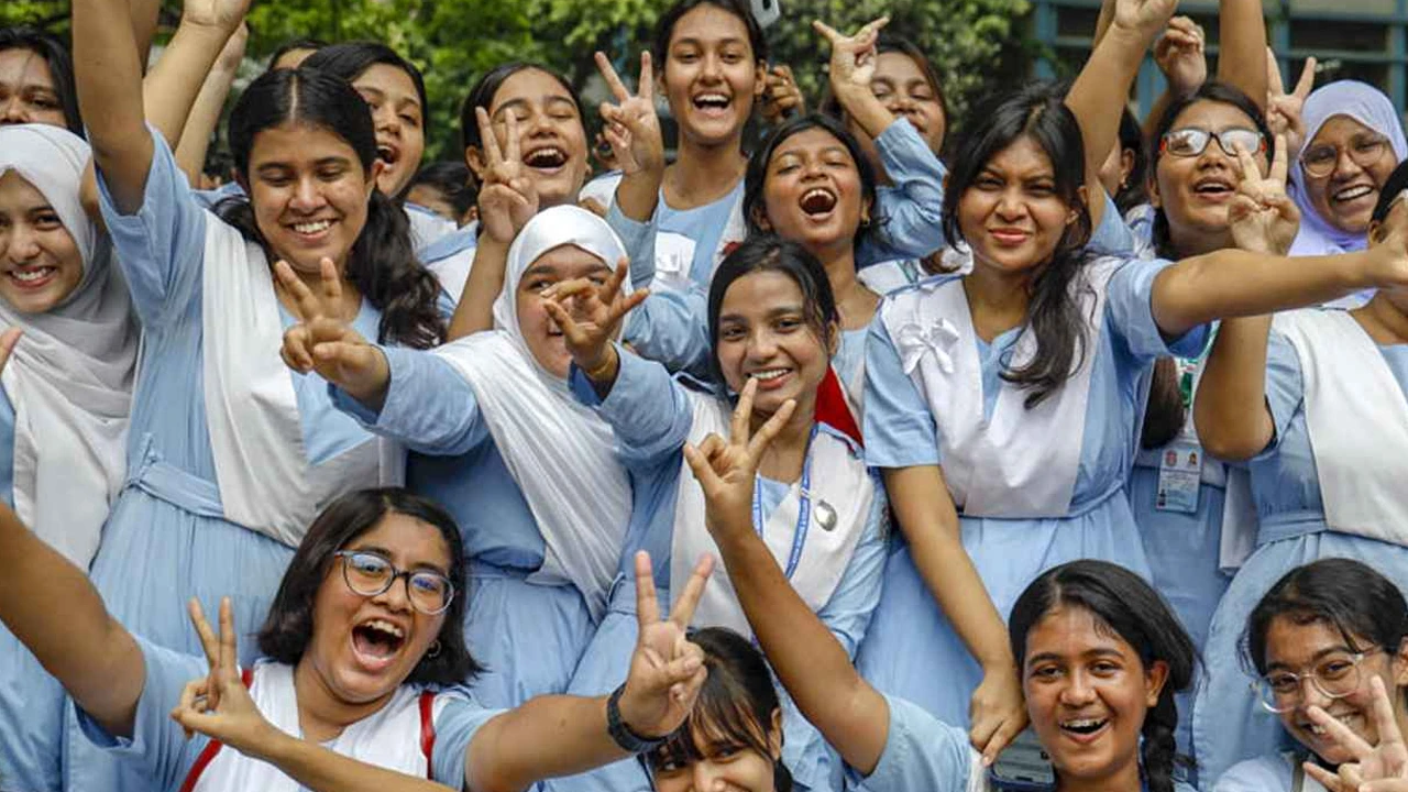 এসএসসির ফলাফলে এবারও এগিয়ে মেয়েরা