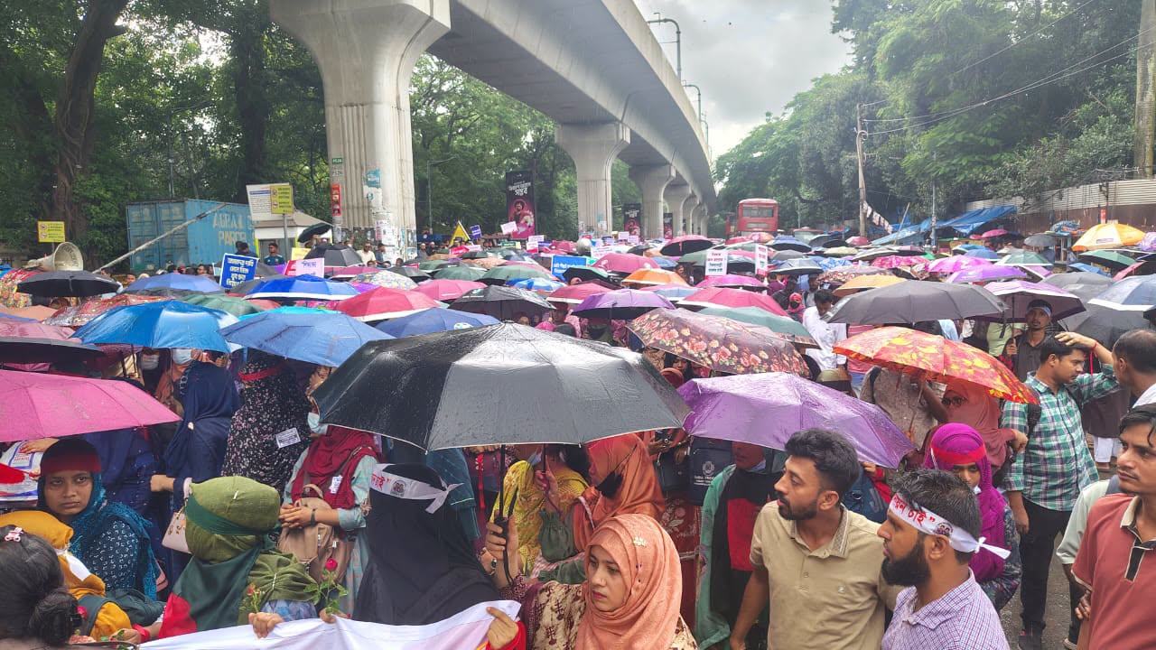 শাহবাগে প্রাথমিকের সুপারিশপ্রাপ্ত শিক্ষকদের অবস্থান