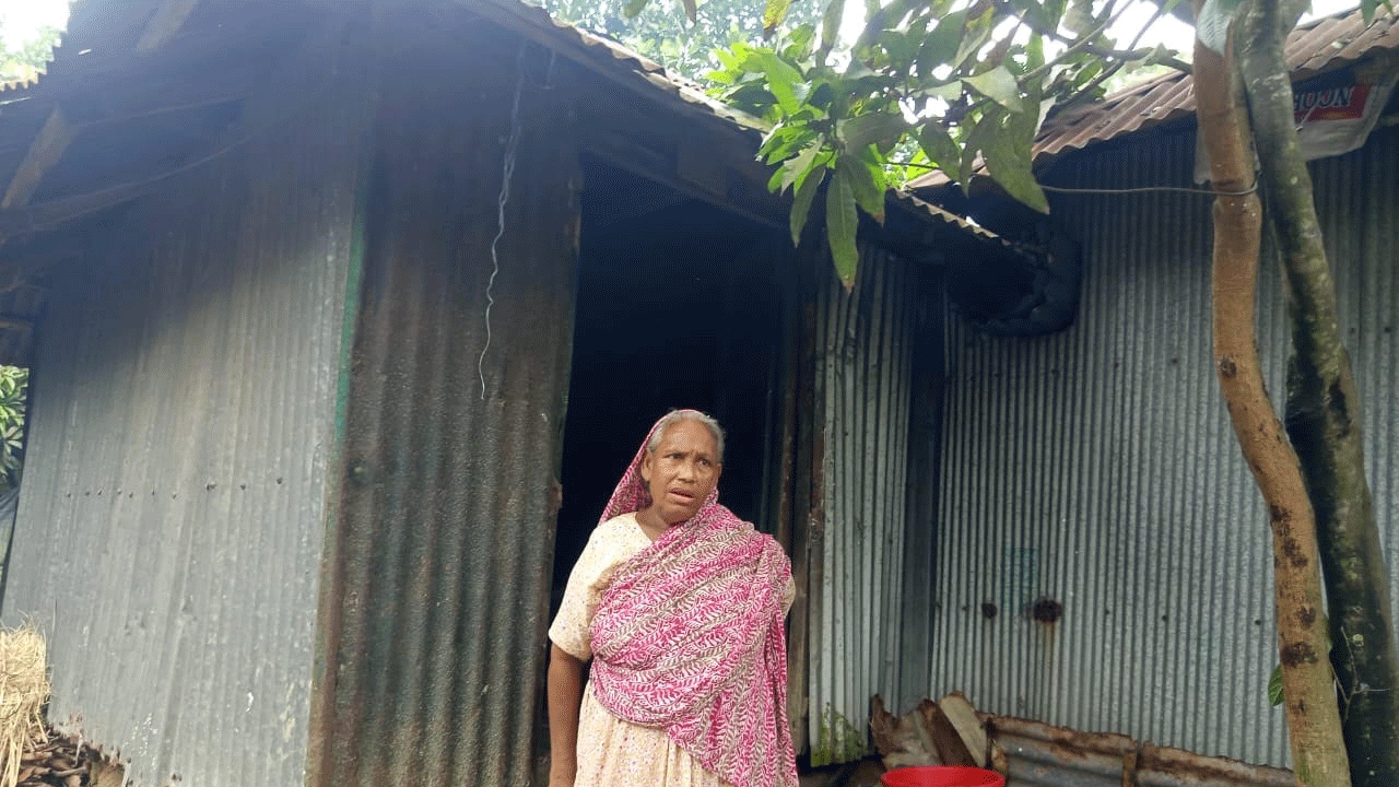 ‘নিরাপদ ঘর’ স্বপ্নই থেকে যাবে স্বামী ও সন্তানহীন মুর্শিদা বেগমের?