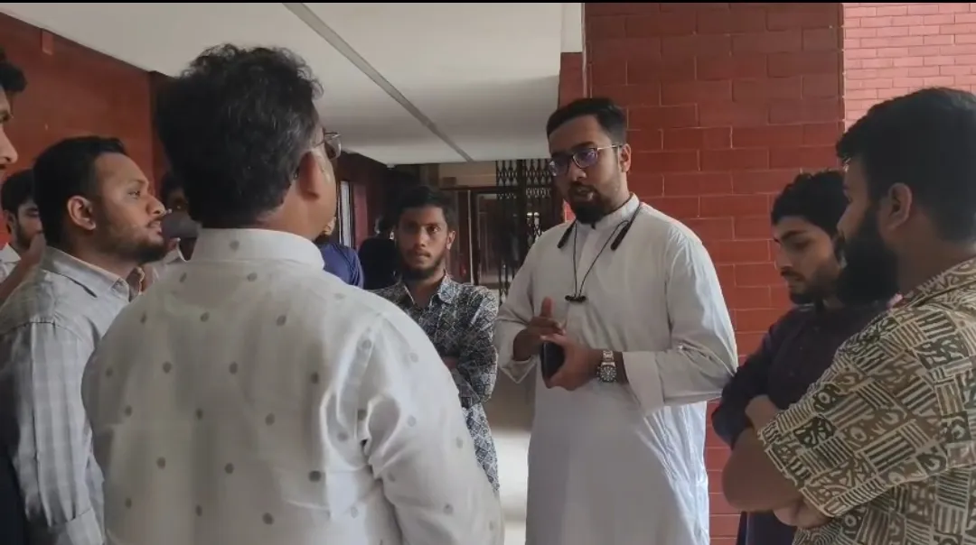 ছাত্রত্ব শেষে হলে থাকার বিশেষ সুযোগ প্রত্যাখ্যান জাকসুর, প্রজ্ঞাপন বাতিলে ২৪ ঘণ্টার আলটিমেটাম