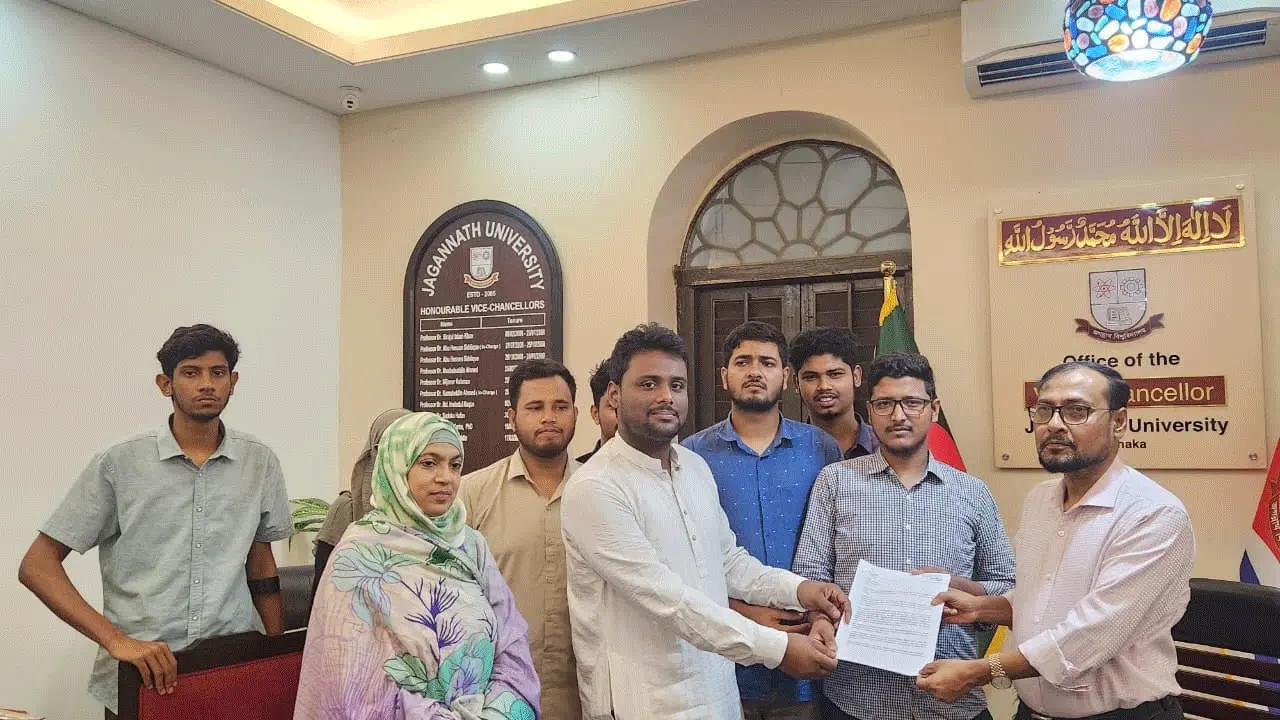 প্রক্টরের অপসারণসহ ৯ দফা দাবিতে ভিসির কাছে জকসুর স্মারকলিপি