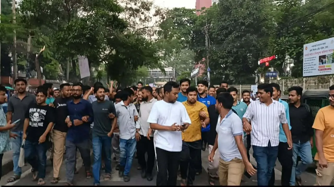 শিক্ষক নিয়োগে কমিটি পদ্ধতি নয়, এনটিআরসিএ বহালের দাবিতে জবিতে বিক্ষোভ