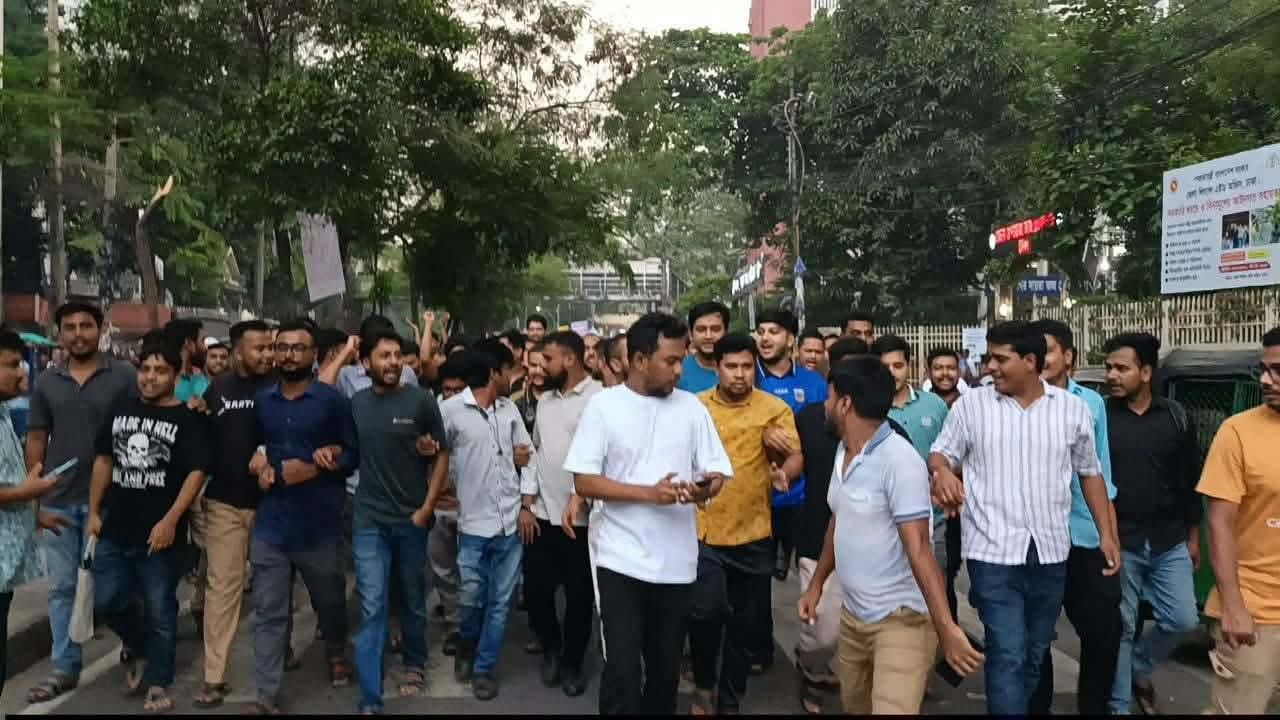 শিক্ষক নিয়োগে কমিটি পদ্ধতি নয়, এনটিআরসিএ বহালের দাবিতে জবিতে বিক্ষোভ