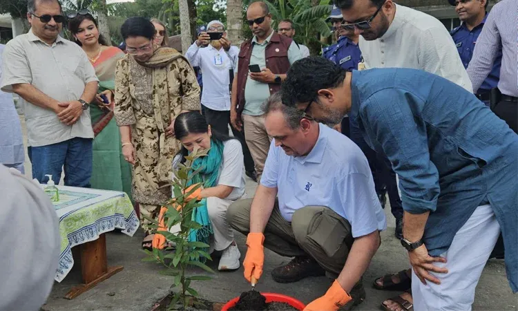তথ্যমন্ত্রীর গ্রামের বাড়িতে ইলিশ ও রসমালাইয়ের স্বাদে মুগ্ধ মার্কিন রাষ্ট্রদূত