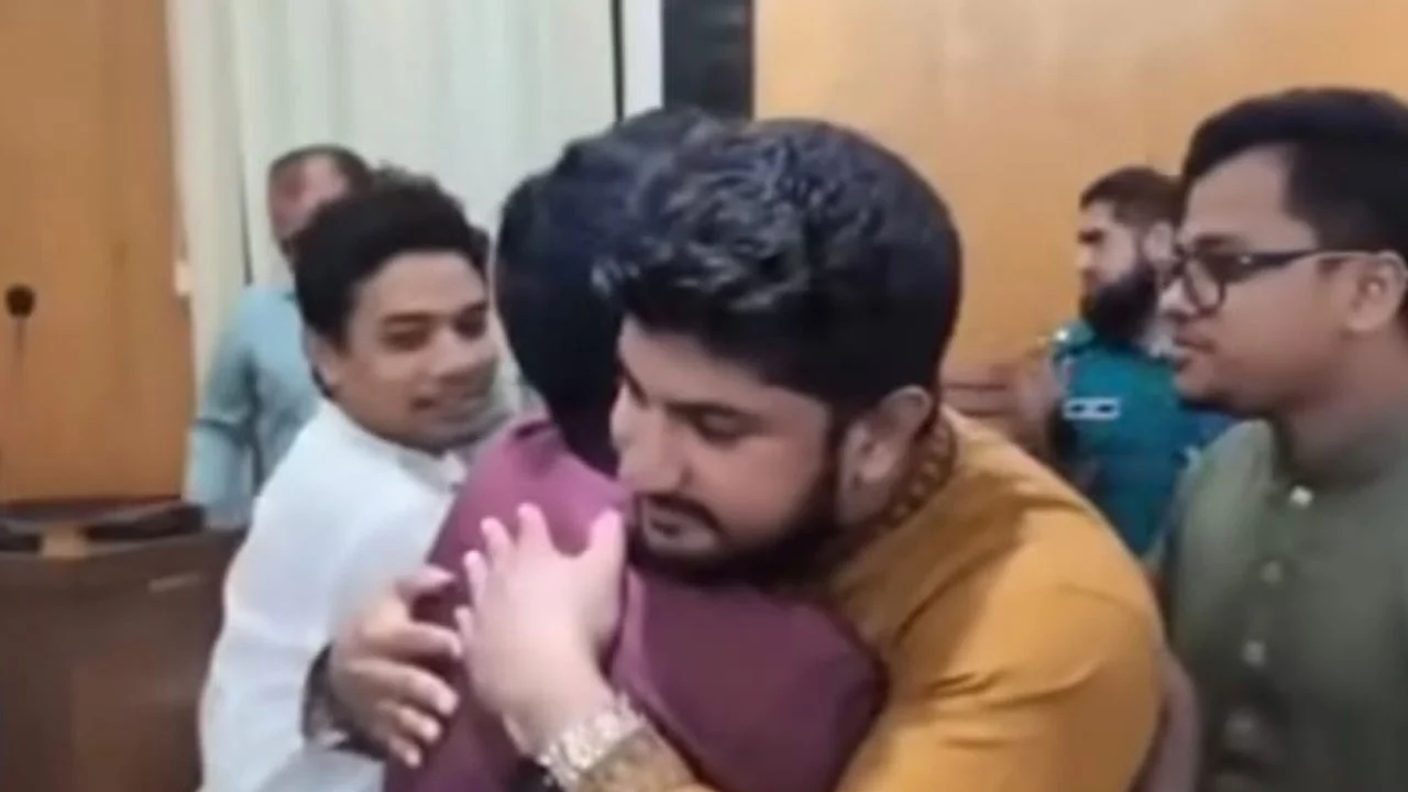 অতীত ভুলে ক্যাম্পাসে শান্তিপূর্ণ সহাবস্থানে ছাত্রদল-শিবির