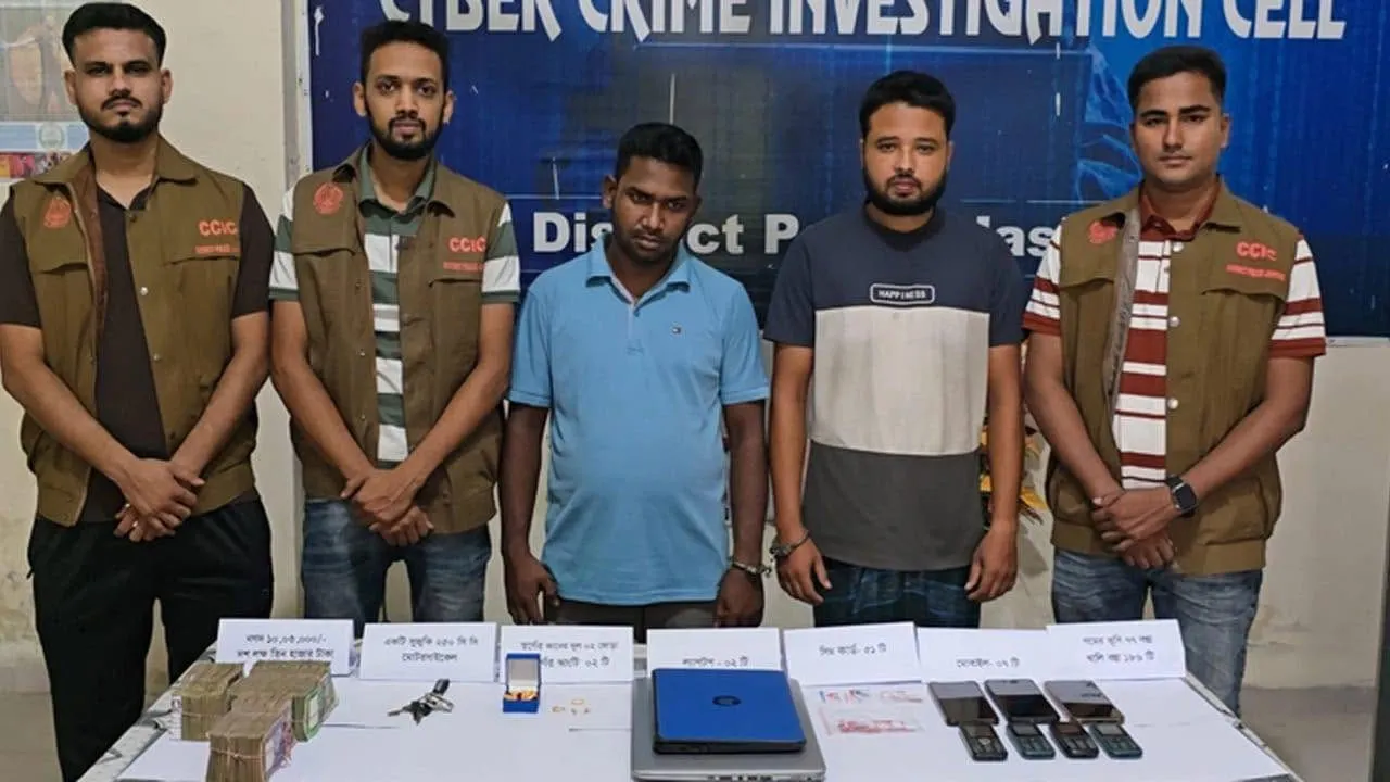 কাজী ফার্মসের কর্মকর্তা সেজে ৩৪ লাখ টাকার গমের ভুষি আত্মসাৎ, আটক ২