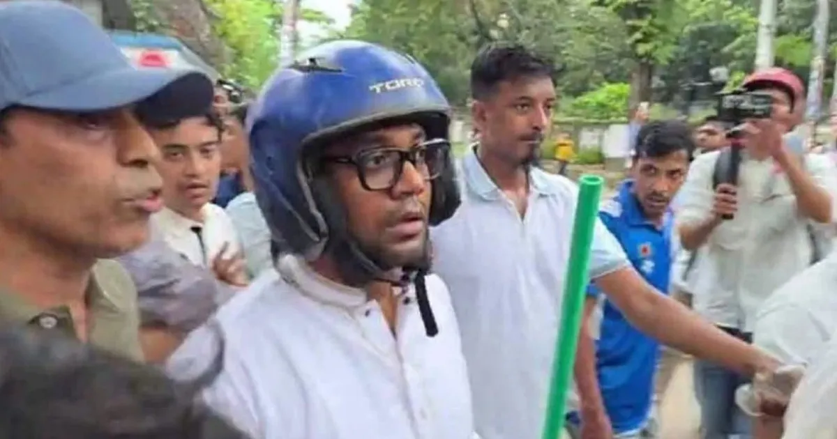 ছাত্রদল-শিবির সংঘর্ষে হেলমেট পরা নয়নের ছবি ভাইরাল