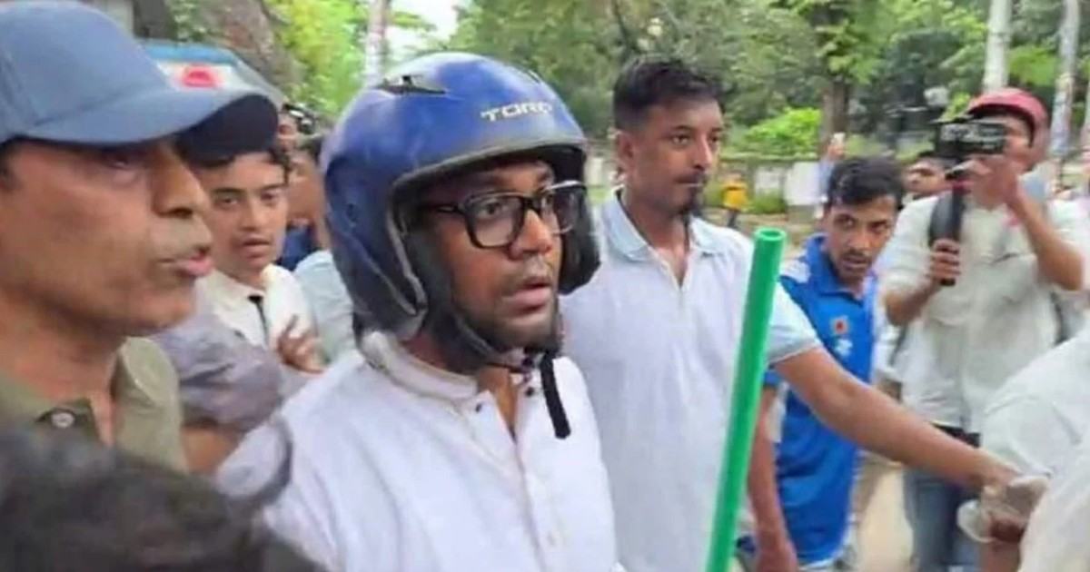 ছাত্রদল-শিবির সংঘর্ষে হেলমেট পরা নয়নের ছবি ভাইরাল