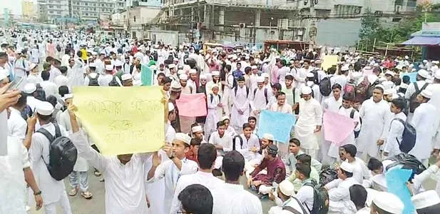 প্রশাসনের আশ্বাসে পথ ছাড়ল শিক্ষার্থীরা