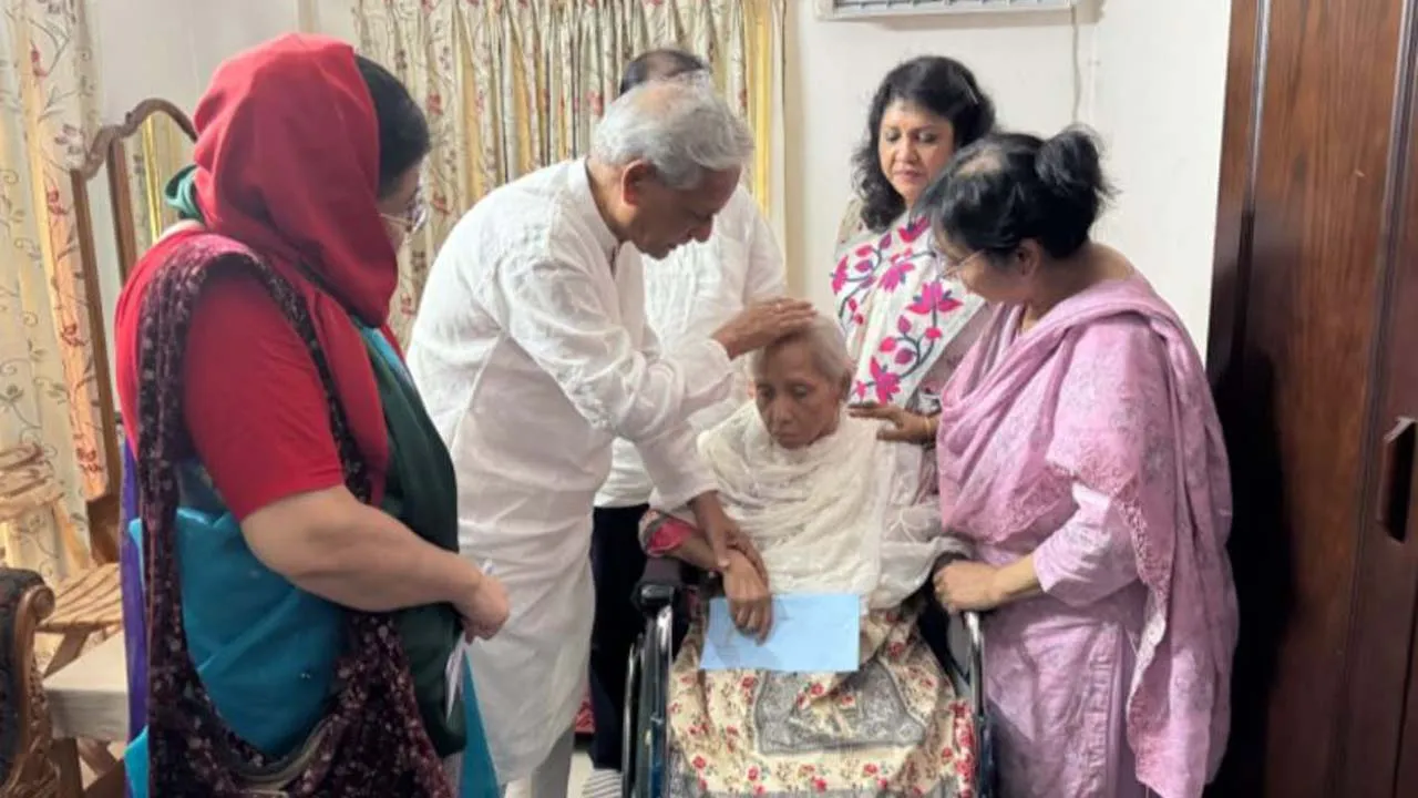 অসুস্থ শিল্পী শবনম মুশতারীর বাসায় সংস্কৃতিমন্ত্রী, দিলেন আর্থিক সহায়তা