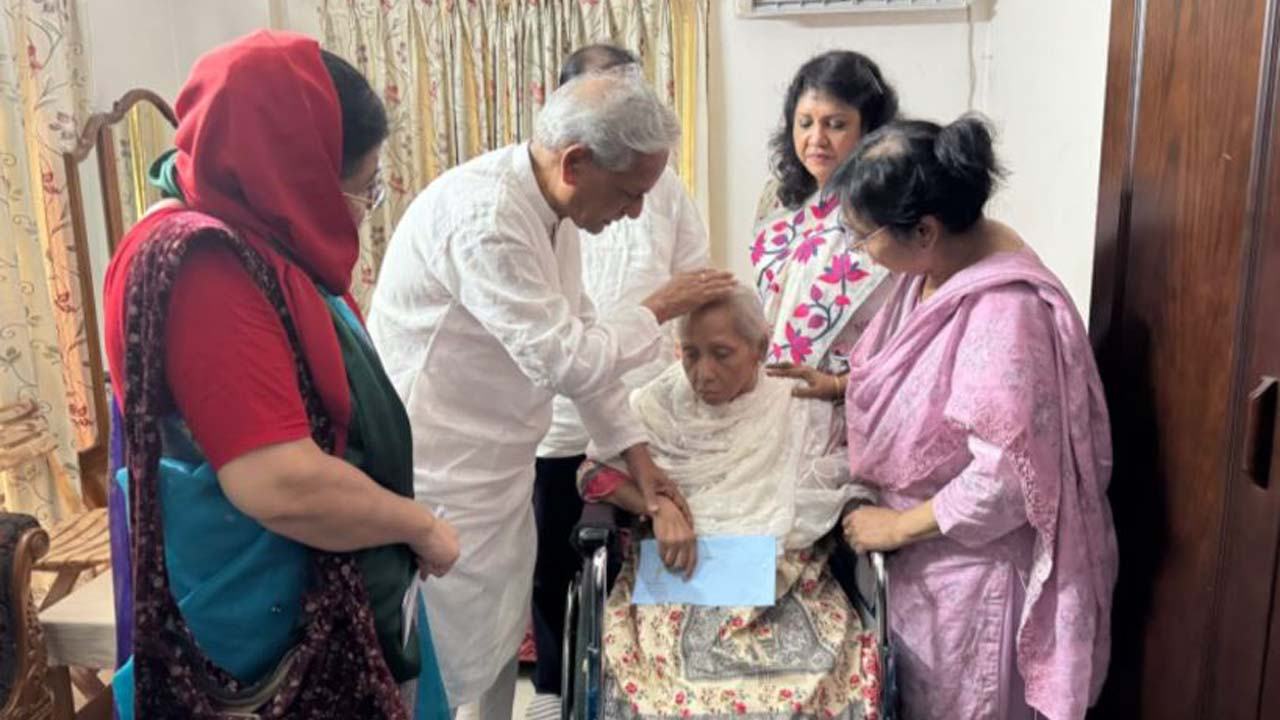 অসুস্থ শিল্পী শবনম মুশতারীর বাসায় সংস্কৃতিমন্ত্রী, দিলেন আর্থিক সহায়তা